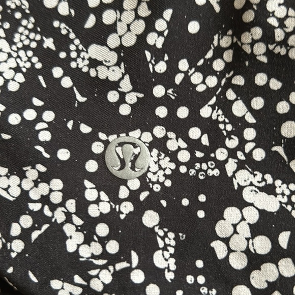 Lululemon Athletic Choose A Side Shorts White Bubble print ~ EUC - Picture 7 of 7